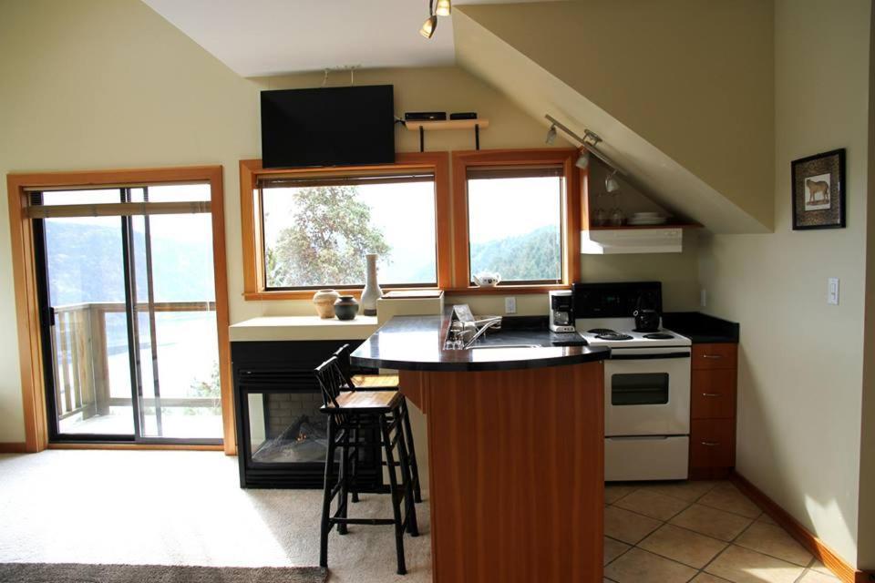 Moon Water Lodge Malahat Ngoại thất bức ảnh