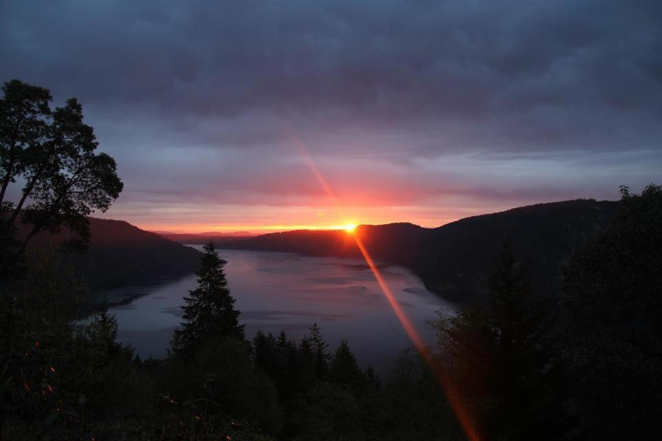 Moon Water Lodge Malahat Ngoại thất bức ảnh