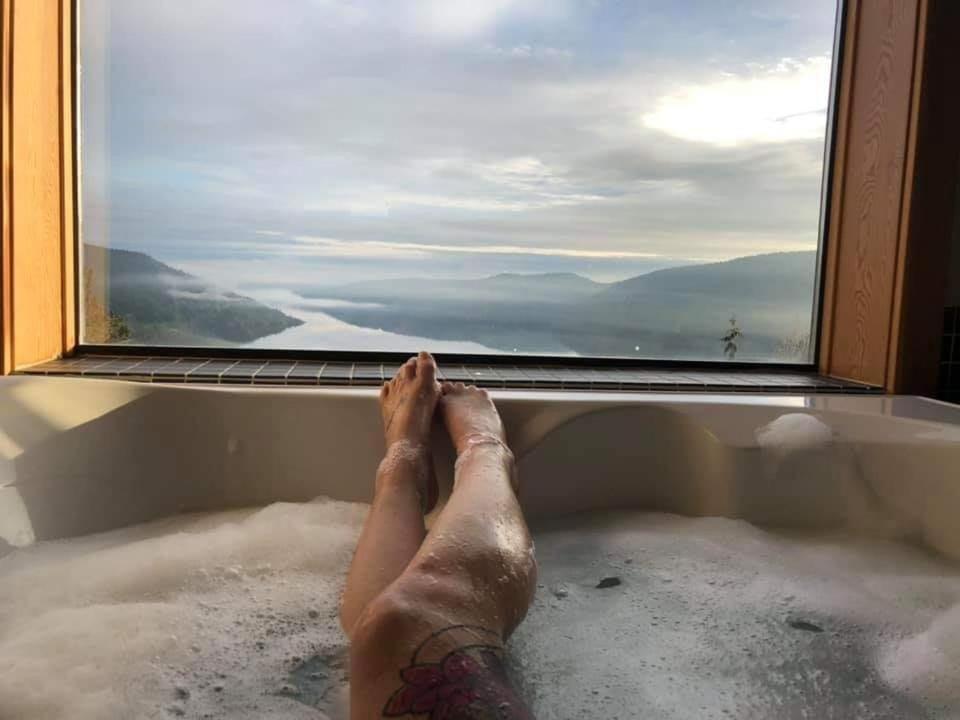 Moon Water Lodge Malahat Ngoại thất bức ảnh