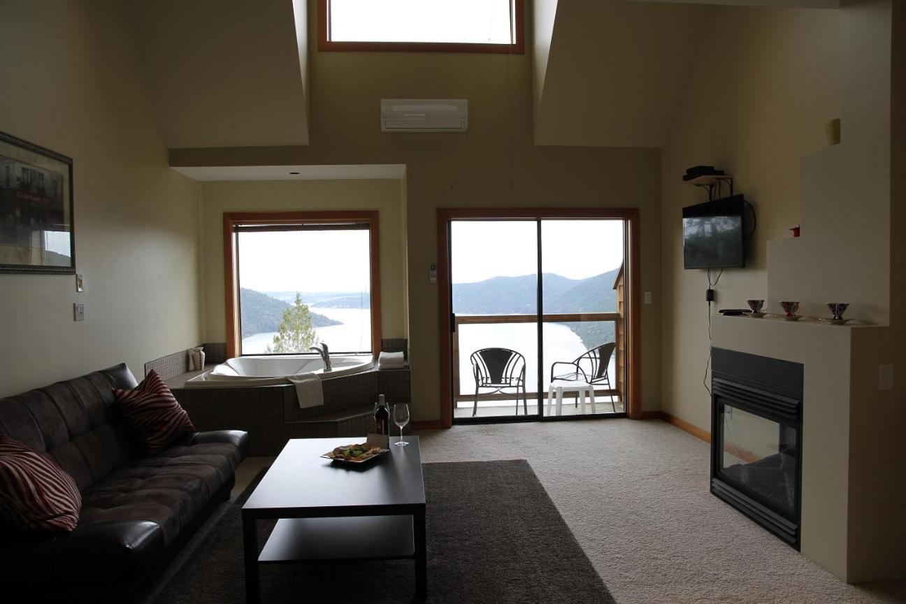 Moon Water Lodge Malahat Ngoại thất bức ảnh