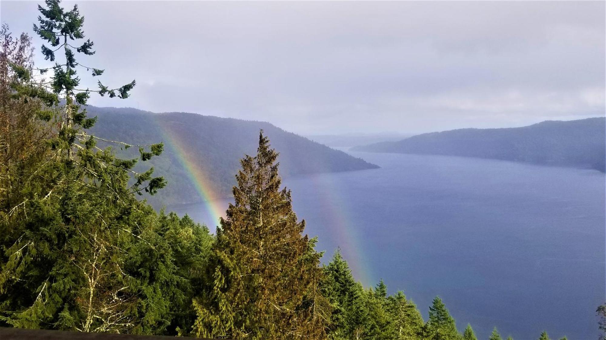 Moon Water Lodge Malahat Ngoại thất bức ảnh