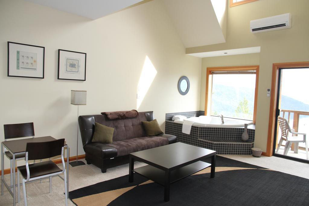 Moon Water Lodge Malahat Ngoại thất bức ảnh