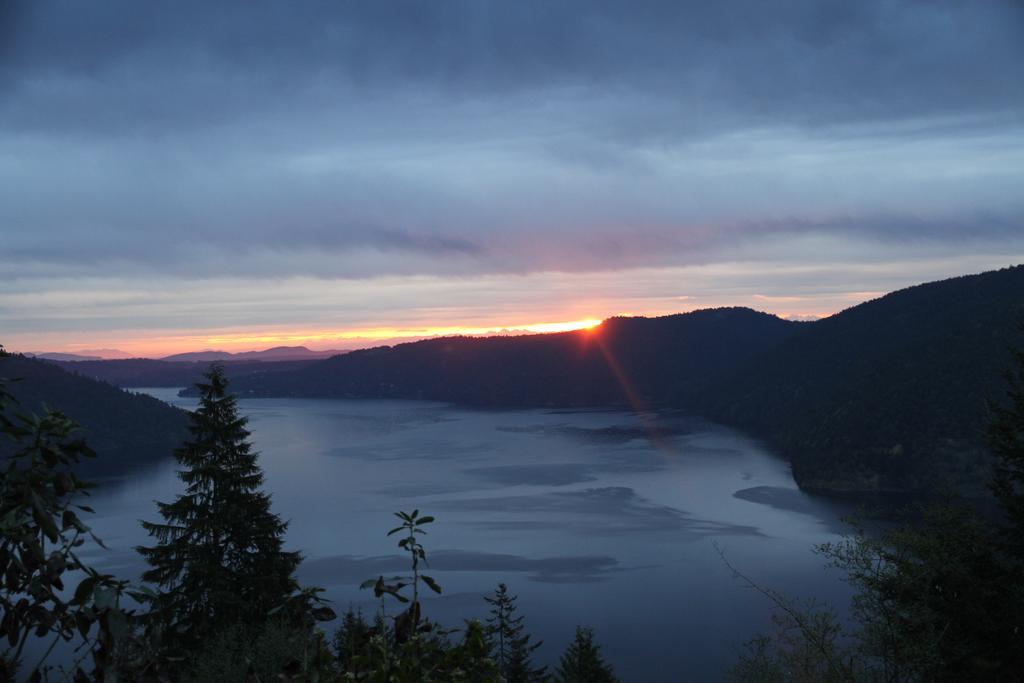 Moon Water Lodge Malahat Ngoại thất bức ảnh