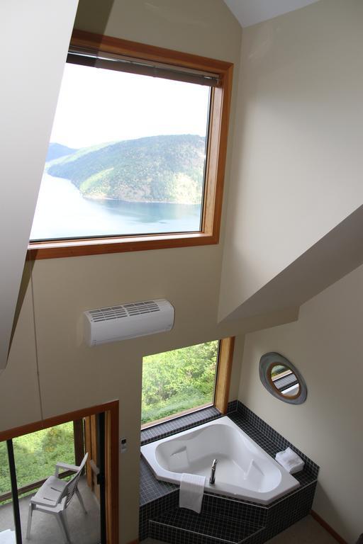Moon Water Lodge Malahat Ngoại thất bức ảnh