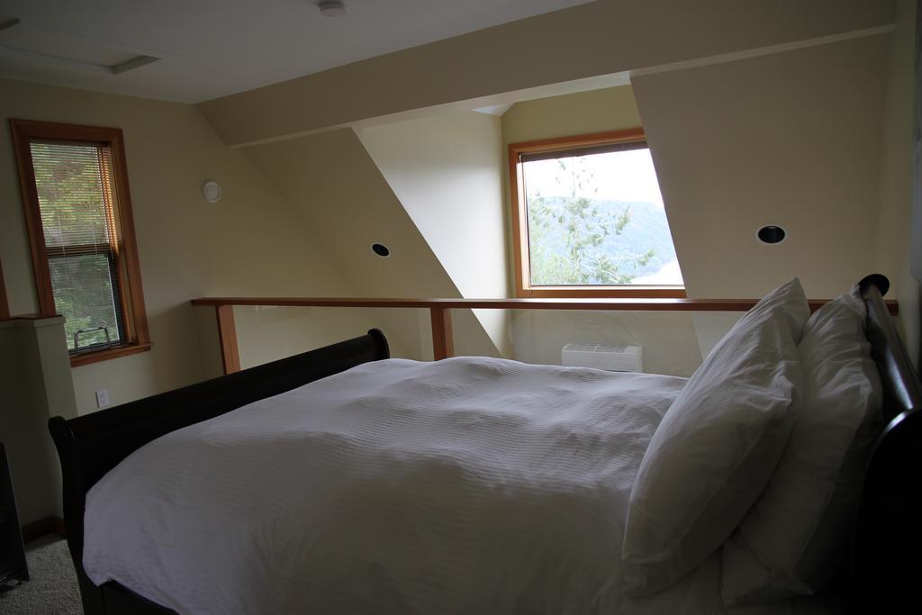 Moon Water Lodge Malahat Ngoại thất bức ảnh