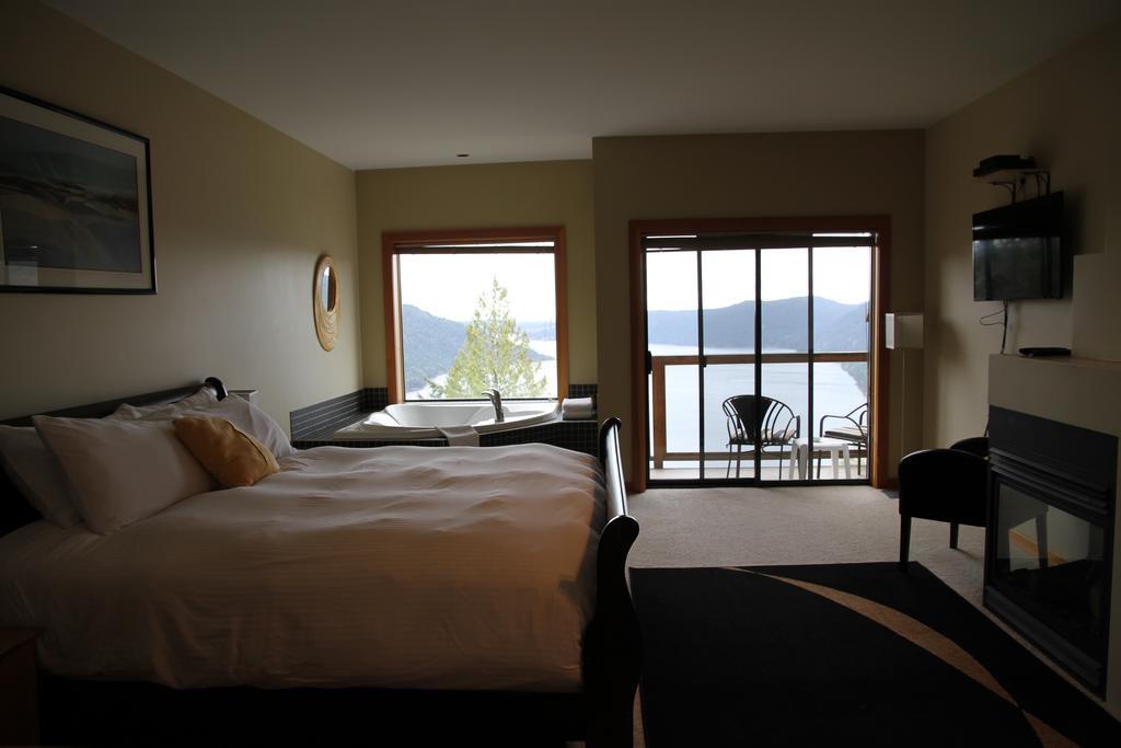 Moon Water Lodge Malahat Ngoại thất bức ảnh