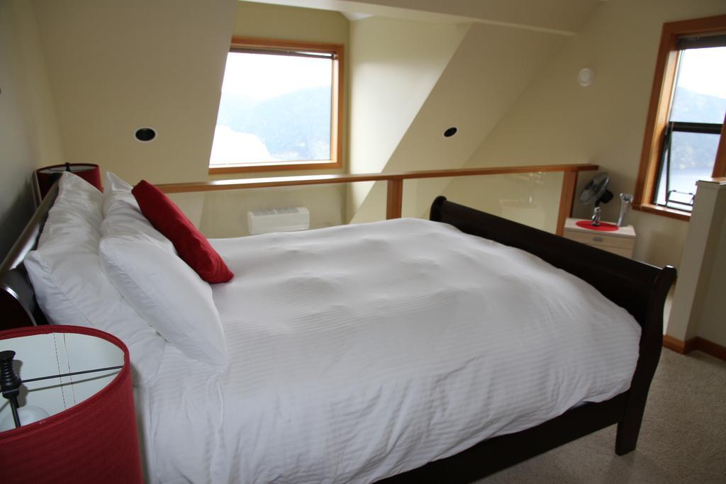 Moon Water Lodge Malahat Ngoại thất bức ảnh