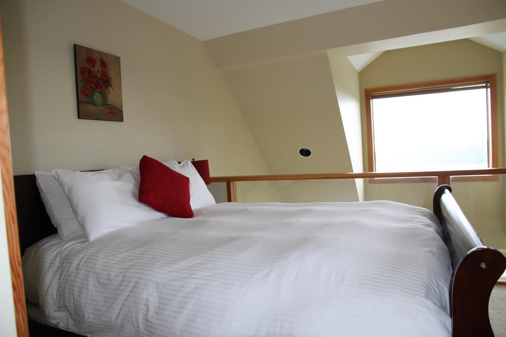Moon Water Lodge Malahat Ngoại thất bức ảnh