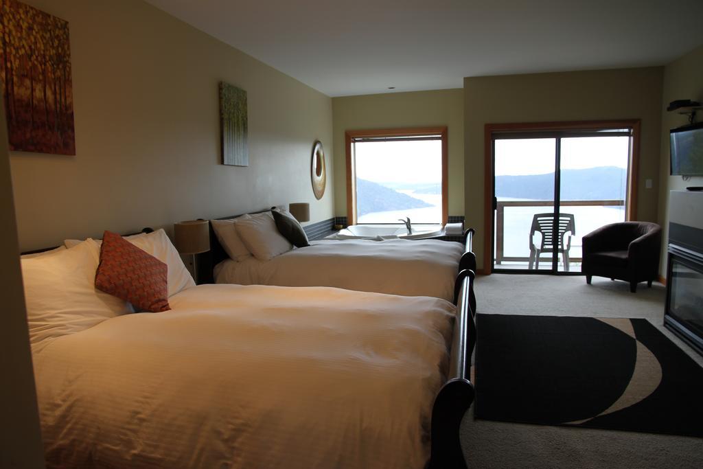 Moon Water Lodge Malahat Ngoại thất bức ảnh