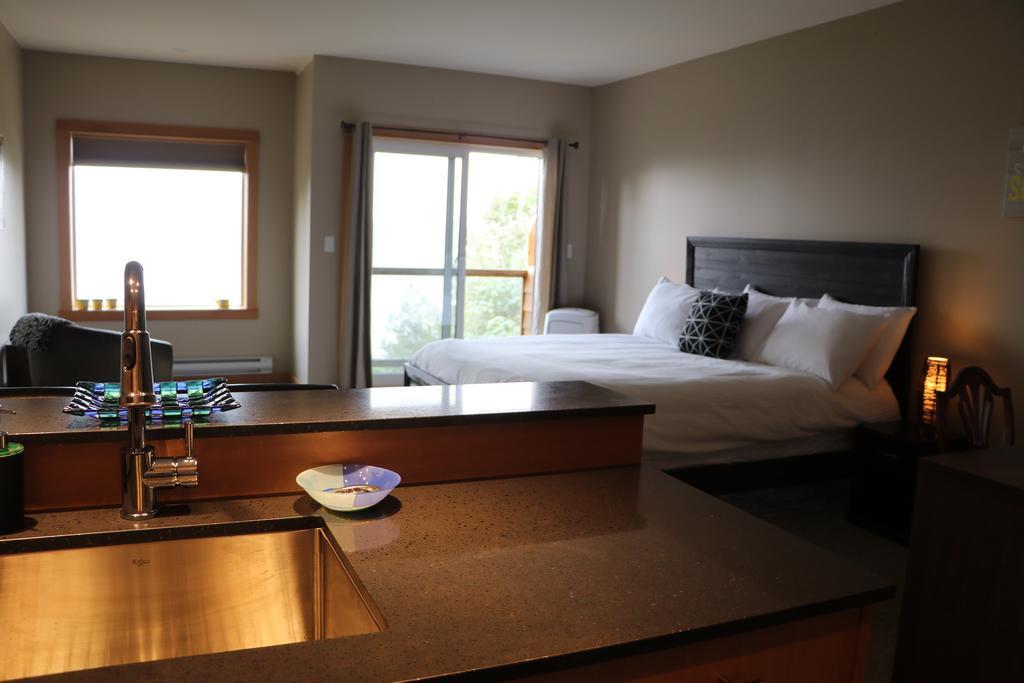 Moon Water Lodge Malahat Ngoại thất bức ảnh